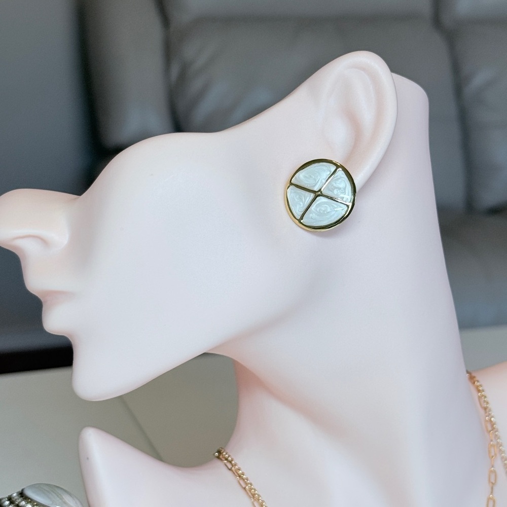 ⚜️ Gold Tone Mother-of-Pearl Round Stud Earrings - White - Picture 9 of 10
